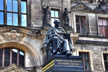 1 Dresden'de Saksonya'nın Doğu Alman kara başkentidir. Avrupa. Almanya. Kentsel mimari. Yaz. 2018. 2 * Dresden bir Sakson mimarisi, küller ve kalıntılar ikinci dünya savaşından sonra canlanan parlak mucizesi.