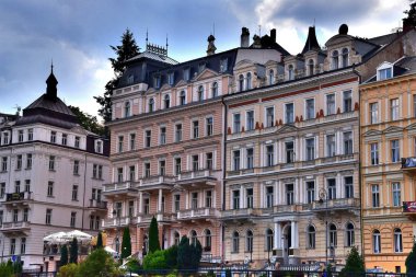 1 * Karlovy Vary. Carlsbad eski adıdır. Tepla Nehri üzerinde West Bohemia şehirde. Bohemia. Avrupa. Yaz 2018. 2 * büyüleyici mimarisi ile Çek Cumhuriyeti'nde en büyük tesisi. 14. yüzyılda şehir Kral Charles IV tarafından kuruldu.