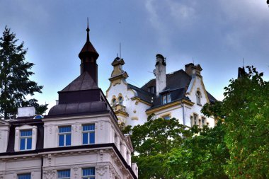 1 * Karlovy Vary. Carlsbad eski adıdır. Tepla Nehri üzerinde West Bohemia şehirde. Bohemia. Avrupa. Yaz 2018. 2 * büyüleyici mimarisi ile Çek Cumhuriyeti'nde en büyük tesisi. 14. yüzyılda şehir Kral Charles IV tarafından kuruldu.