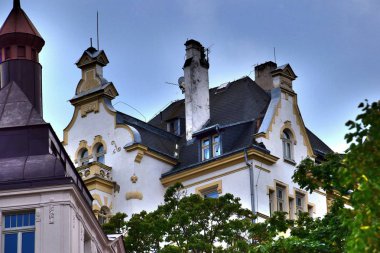 1 * Karlovy Vary. Carlsbad eski adıdır. Tepla Nehri üzerinde West Bohemia şehirde. Bohemia. Avrupa. Yaz 2018. 2 * büyüleyici mimarisi ile Çek Cumhuriyeti'nde en büyük tesisi. 14. yüzyılda şehir Kral Charles IV tarafından kuruldu.