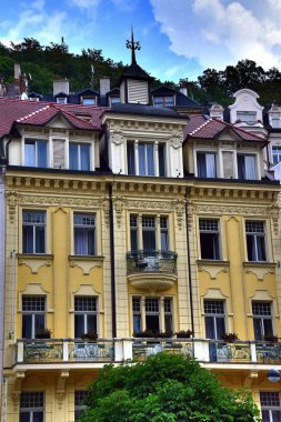 1 * Karlovy Vary. Carlsbad eski adıdır. Tepla Nehri üzerinde West Bohemia şehirde. Bohemia. Avrupa. Yaz 2018. 2 * büyüleyici mimarisi ile Çek Cumhuriyeti'nde en büyük tesisi. 14. yüzyılda şehir Kral Charles IV tarafından kuruldu.