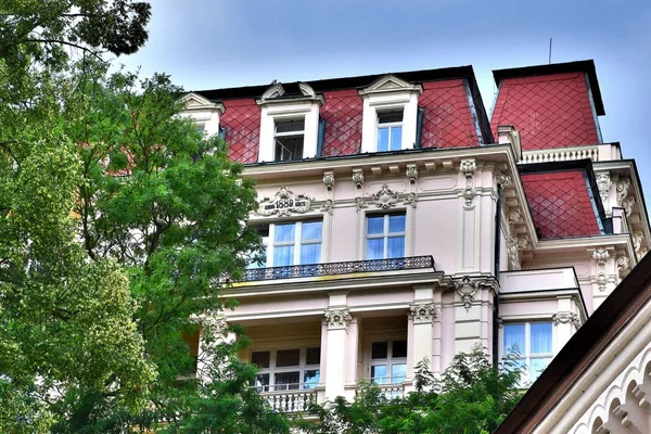 1 * Karlovy Vary. Carlsbad eski adıdır. Tepla Nehri üzerinde West Bohemia şehirde. Bohemia. Avrupa. Yaz 2018. 2 * büyüleyici mimarisi ile Çek Cumhuriyeti'nde en büyük tesisi. 14. yüzyılda şehir Kral Charles IV tarafından kuruldu.