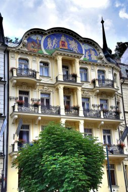 1 * Karlovy Vary. Carlsbad eski adıdır. Tepla Nehri üzerinde West Bohemia şehirde. Bohemia. Avrupa. Yaz 2018. 2 * büyüleyici mimarisi ile Çek Cumhuriyeti'nde en büyük tesisi. 14. yüzyılda şehir Kral Charles IV tarafından kuruldu.