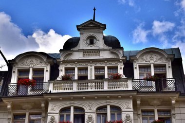 1 * Karlovy Vary. Carlsbad eski adıdır. Tepla Nehri üzerinde West Bohemia şehirde. Bohemia. Avrupa. Yaz 2018. 2 * büyüleyici mimarisi ile Çek Cumhuriyeti'nde en büyük tesisi. 14. yüzyılda şehir Kral Charles IV tarafından kuruldu.