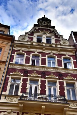 1 * Karlovy Vary. Carlsbad eski adıdır. Tepla Nehri üzerinde West Bohemia şehirde. Bohemia. Avrupa. Yaz 2018. 2 * büyüleyici mimarisi ile Çek Cumhuriyeti'nde en büyük tesisi. 14. yüzyılda şehir Kral Charles IV tarafından kuruldu.