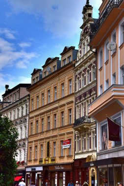 1 * Karlovy Vary. Carlsbad eski adıdır. Tepla Nehri üzerinde West Bohemia şehirde. Bohemia. Avrupa. Yaz 2018. 2 * büyüleyici mimarisi ile Çek Cumhuriyeti'nde en büyük tesisi. 14. yüzyılda şehir Kral Charles IV tarafından kuruldu.