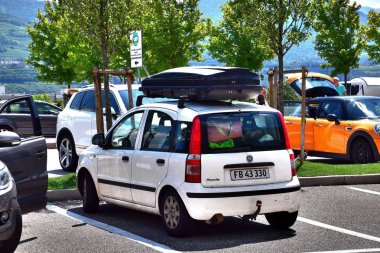 1 * taşıma karayolu otomobil ve kamyon için. Europe.2 * önce uzun bir yolculuk. Yol kenarı Servisi Alpleri'nde Avrupa karayolu.
