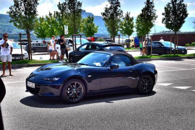 1 * taşıma karayolu otomobil ve kamyon için. Europe.2 * önce uzun bir yolculuk. Yol kenarı Servisi Alpleri'nde Avrupa karayolu.