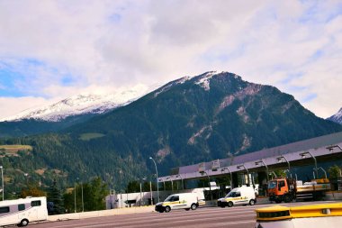 1 * Alp Dağları'nda Avrupa yollar. Sonbahar. Güneşli bir günde güzel sonbahar manzarası.