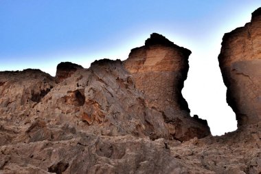 1*** Ölü denizin batı kıyısı. İsrail. Kutsal topraklar.2*** Ölü deniz dünyanın en tuzlu gölüdür. İsrail ve Ürdün arasında yer almaktadır. Tuz, çamur ve temiz şifa hava eşsiz bir kompozisyon ile Güzel uluslararası tatil.