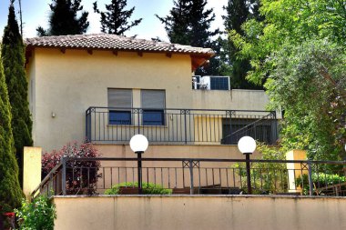 1* Nirit. Nirit, ne kadar. İsrail. Ülkenin merkezinde yerleşim. Bölgesel Drom Hasharon Konseyi. kutsal topraklar. 1982 yılında kurulmuştur..