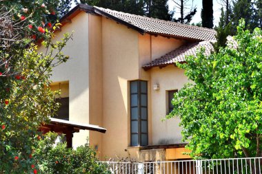 1* Nirit. Nirit, ne kadar. İsrail. Ülkenin merkezinde yerleşim. Bölgesel Drom Hasharon Konseyi. kutsal topraklar. 1982 yılında kurulmuştur..