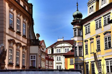 1 * * Prag Çek Cumhuriyeti 'nin başkentidir. Prag 'ın güzelliği bu şehri büyülüyor. Dünyanın en güzel yerlerinden biri. Bohem cazibesi ve ortaçağ mimarisiyle muhteşem Prag büyüsü. Avrupa. 2018 Yazı.