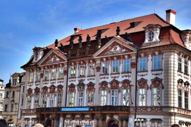 1 * * Prag Çek Cumhuriyeti 'nin başkentidir. Prag 'ın güzelliği bu şehri büyülüyor. Dünyanın en güzel yerlerinden biri. Bohem cazibesi ve ortaçağ mimarisiyle muhteşem Prag büyüsü. Avrupa. 2018 Yazı.