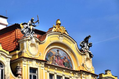 1 * * Prag Çek Cumhuriyeti 'nin başkentidir. Prag 'ın güzelliği bu şehri büyülüyor. Dünyanın en güzel yerlerinden biri. Bohem cazibesi ve ortaçağ mimarisiyle muhteşem Prag büyüsü. Avrupa. 2018 Yazı.