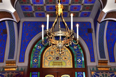 1 * Prag 'da Kudüs sinagogu. 1906 yılında İmparator I. Franz Joseph 'in anısına inşa edildi. 1939-1945 savaşında kısmen yok edildi. g. 1992 'de restorasyon başladı. Bugün renk sinagogunun güzelliği ve parlaklığı göz kamaştırıcı. .