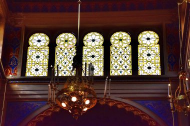 1 * Prag 'da Kudüs sinagogu. 1906 yılında İmparator I. Franz Joseph 'in anısına inşa edildi. 1939-1945 savaşında kısmen yok edildi. g. 1992 'de restorasyon başladı. Bugün renk sinagogunun güzelliği ve parlaklığı göz kamaştırıcı. .