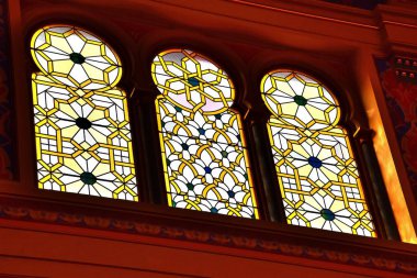 1 * Prag 'da Kudüs sinagogu. 1906 yılında İmparator I. Franz Joseph 'in anısına inşa edildi. 1939-1945 savaşında kısmen yok edildi. g. 1992 'de restorasyon başladı. Bugün renk sinagogunun güzelliği ve parlaklığı göz kamaştırıcı. .