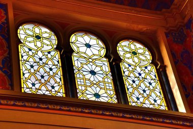 1 * Prag 'da Kudüs sinagogu. 1906 yılında İmparator I. Franz Joseph 'in anısına inşa edildi. 1939-1945 savaşında kısmen yok edildi. g. 1992 'de restorasyon başladı. Bugün renk sinagogunun güzelliği ve parlaklığı göz kamaştırıcı. .