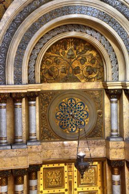 1 * Prag 'da Kudüs sinagogu. 1906 yılında İmparator I. Franz Joseph 'in anısına inşa edildi. 1939-1945 savaşında kısmen yok edildi. g. 1992 'de restorasyon başladı. Bugün renk sinagogunun güzelliği ve parlaklığı göz kamaştırıcı. .