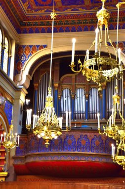 1 * Prag 'da Kudüs sinagogu. 1906 yılında İmparator I. Franz Joseph 'in anısına inşa edildi. 1939-1945 savaşında kısmen yok edildi. g. 1992 'de restorasyon başladı. Bugün renk sinagogunun güzelliği ve parlaklığı göz kamaştırıcı. .