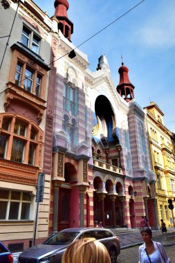 1 * Prag 'da Kudüs sinagogu. 1906 yılında İmparator I. Franz Joseph 'in anısına inşa edildi. 1939-1945 savaşında kısmen yok edildi. g. 1992 'de restorasyon başladı. Bugün renk sinagogunun güzelliği ve parlaklığı göz kamaştırıcı. .