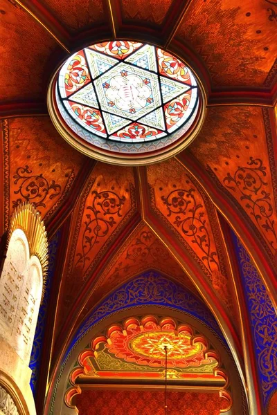 1 * Prag 'da Kudüs sinagogu. 1906 yılında İmparator I. Franz Joseph 'in anısına inşa edildi. 1939-1945 savaşında kısmen yok edildi. g. 1992 'de restorasyon başladı. Bugün renk sinagogunun güzelliği ve parlaklığı göz kamaştırıcı. .