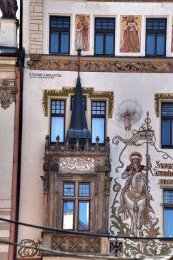 1 * * Prag Çek Cumhuriyeti 'nin başkentidir. Prag 'ın güzelliği bu şehri büyülüyor. Dünyanın en güzel yerlerinden biri. Bohem cazibesi ve ortaçağ mimarisiyle muhteşem Prag büyüsü. Avrupa. 2019 yazı.