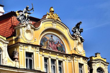 1 * * Prag Çek Cumhuriyeti 'nin başkentidir. Prag 'ın güzelliği bu şehri büyülüyor. Dünyanın en güzel yerlerinden biri. Bohem cazibesi ve ortaçağ mimarisiyle muhteşem Prag büyüsü. Avrupa. 2019 yazı.