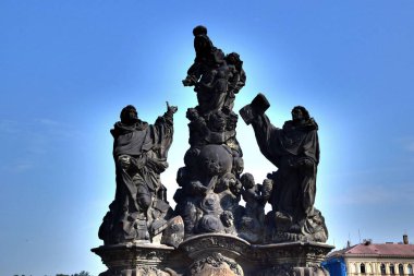1 * * Prag Çek Cumhuriyeti 'nin başkentidir. Prag 'ın güzelliği bu şehri büyülüyor. Dünyanın en güzel yerlerinden biri. Bohem cazibesi ve ortaçağ mimarisiyle muhteşem Prag büyüsü. Avrupa. 2019 yazı.