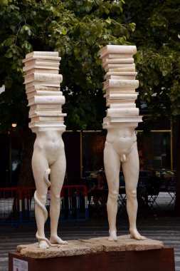 1 * * Prag Çek Cumhuriyeti 'nin başkentidir. Prag 'ın güzelliği bu şehri büyülüyor. Dünyanın en güzel yerlerinden biri. Bohem cazibesi ve ortaçağ mimarisiyle muhteşem Prag büyüsü. Avrupa. 2019 yazı.