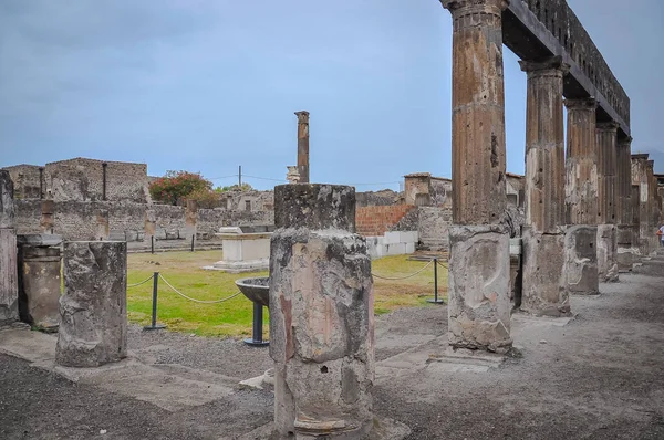 Römische Ruinen von Pompeji mit Überresten eines Tempels — Stockfoto