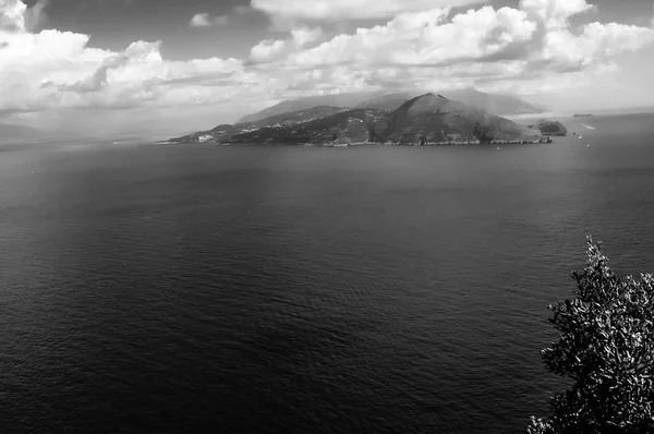 Vista in bianco e nero sul Golfo di Napoli e Punta Campanella — Foto Stock