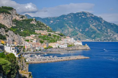 Amalfi limanının görünümü