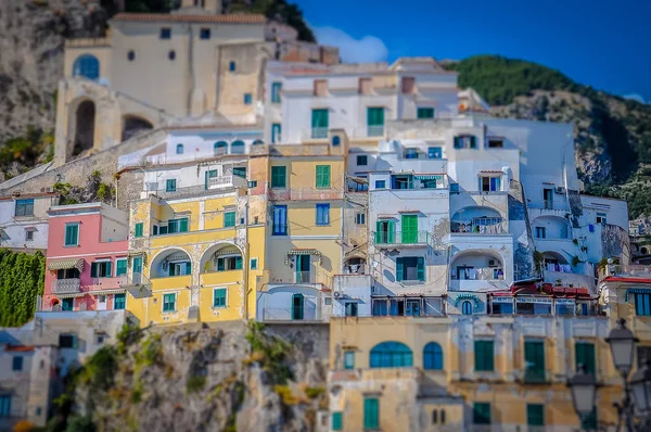 Kleurrijke huizen in Amalfi stad Tilt Shift effect — Stockfoto