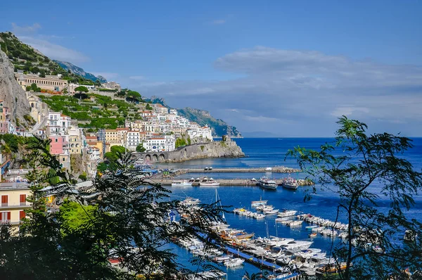 Widok na port w Amalfi — Zdjęcie stockowe