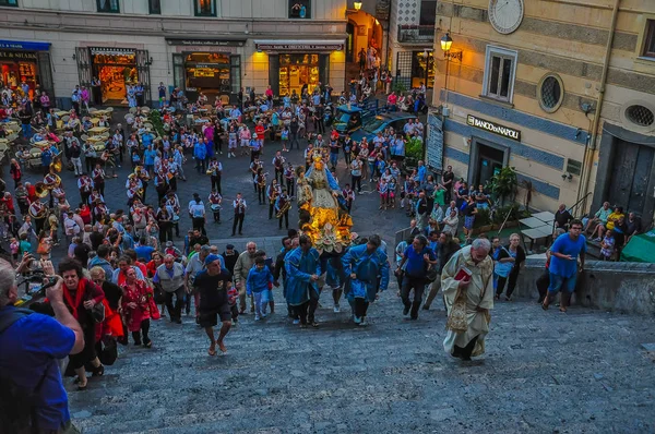 Procesión con transporte de la estatua de la Virgen — Foto de Stock