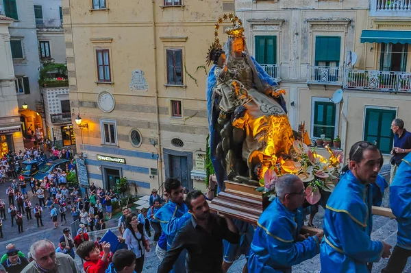 Procesión con transporte de la estatua de la Virgen — Foto de Stock