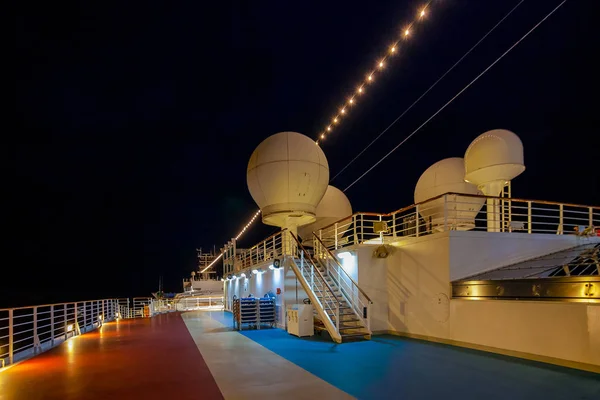 Nacht uitzicht op het bovenste dek van cruiseschip — Stockfoto