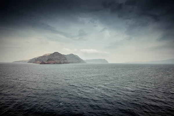Panorama de la isla de Thirasia que forma parte de la caldera de Santorini — Foto de Stock