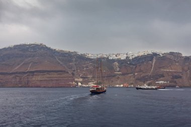 Fira köyü limanına doğru giden yelkenli, Santorini Adası