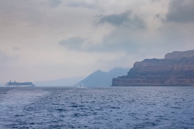 Yağmurlu bir günde Santorini kıyısında Cruise gemi