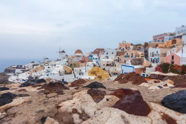 Tilt shift effect of the colorful village of Oia from byzantine castle walls — Stock Photo, Image