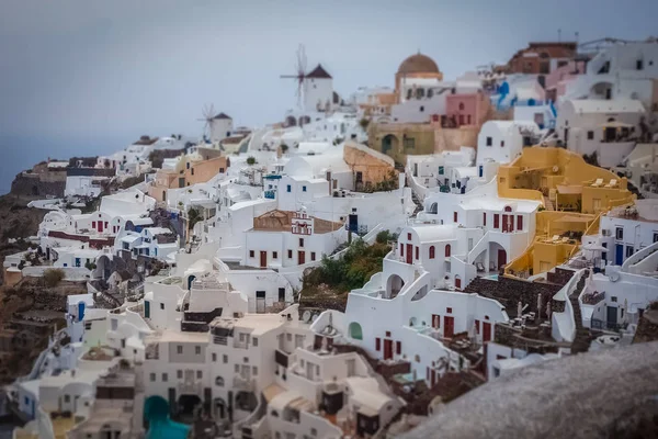 Effet de basculement des maisons dans le village d'Oia par une journée nuageuse — Photo