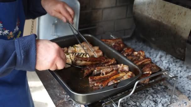 Приготовление свинины на гриле — стоковое видео