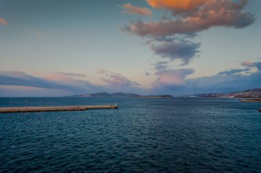 Pire limanında gün doğumu ve ay bulutların arkasına saklanıyor