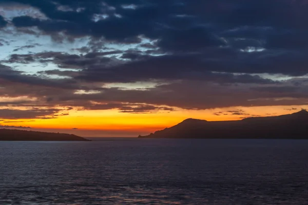 ネア・カメニ島とテラシア島の夕日 — ストック写真