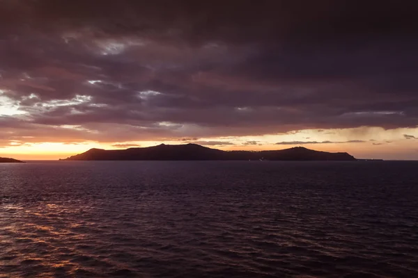 雨雲とテラシア島の素晴らしい夕日 — ストック写真