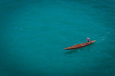 Büyük kanalda bir gondol üzerinde adam kürek