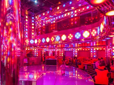 Kruvaziyer gemisi disko yolcular